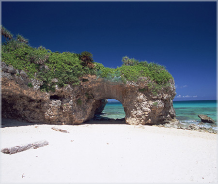 隆起珊瑚でできた洞窟が印象的な砂山ビーチ